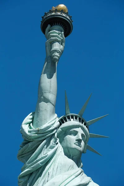Statue of Liberty upper part, blue sky in New York — Stock Photo, Image