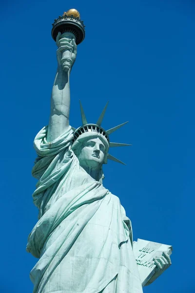Statue of Liberty in a sunny day, blue sky in New York — Stock Photo, Image
