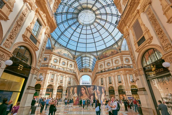 Галерея Vittorio Emanuele интерьер с туристами и роскошные магазины в Милане, Италия — стоковое фото