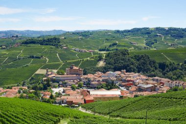 İtalya Barolo UNESCO miras güneşli bir ortaçağ kenti