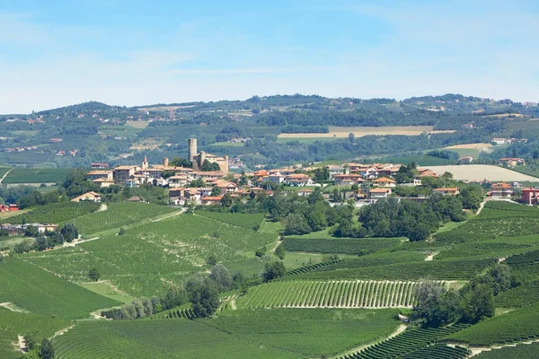 Πόλη Serralunga κοντά στο Alba στο Πιεμόντε, Italy — Φωτογραφία Αρχείου