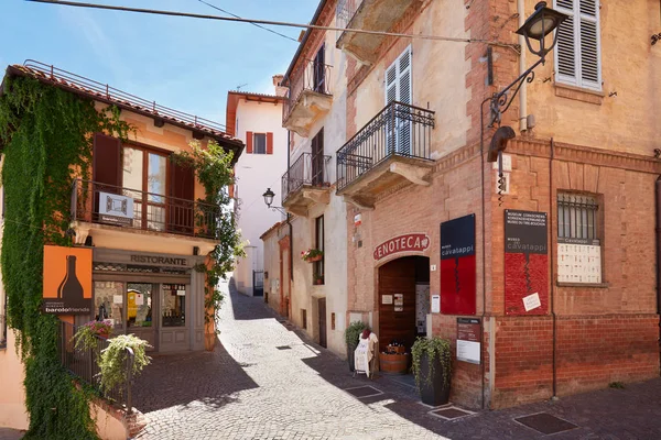 Museo del sacacorchos, restaurante y calle antigua en Barolo, Italia — Foto de Stock
