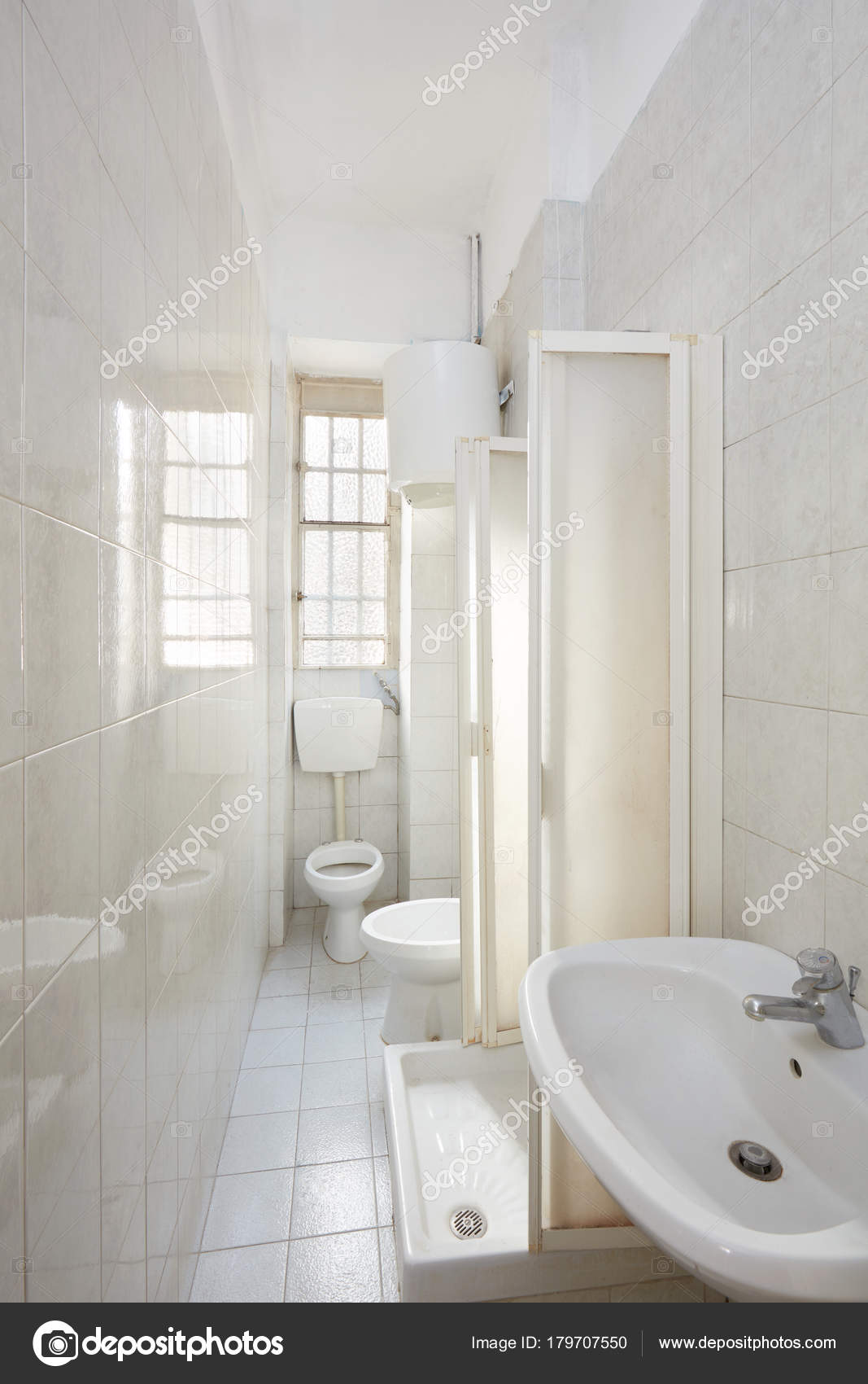 Oude Badkamer Interieur Met Tegelvloer Muren Europa — Stockfoto ... Oude Badkamer Interieur Met Tegelvloer Muren Europa — Stockfoto ...