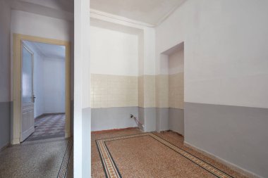 Boş daire iç mutfak, koridor ile oda ve kiremitli kat ile