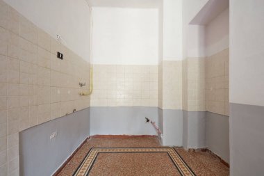 Boş mutfak iç döşeme zemin ve duvar parçası ile 