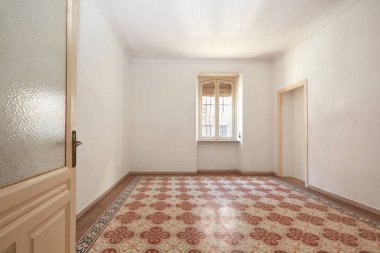 Büyük boş odası iç Avrupa'nın eski geometrik kiremitli kat ile