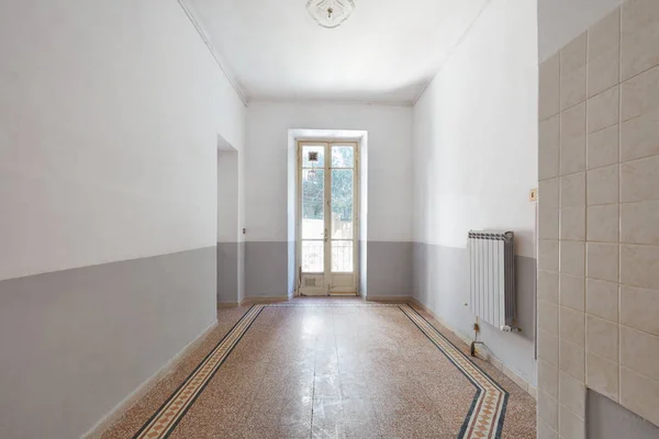 Interior Sala Velha Vazia Com Janela Piso Azulejo — Fotografia de Stock