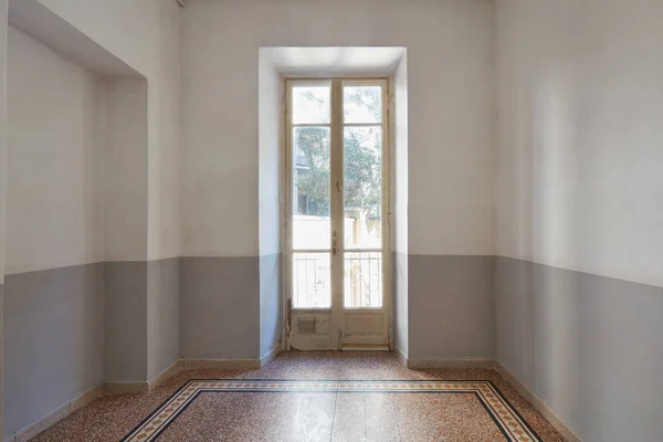 古い窓と晴れた日にタイル張りの床が空部屋インテリア — ストック写真
