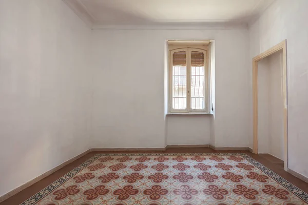 Quarto Vazio Interior Com Azulejos Piso Decorado Dia Ensolarado Europa — Fotografia de Stock