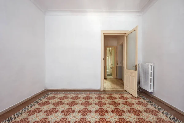 Interior Quarto Vazio Com Piso Azulejo Antigo Porta Madeira Europa — Fotografia de Stock