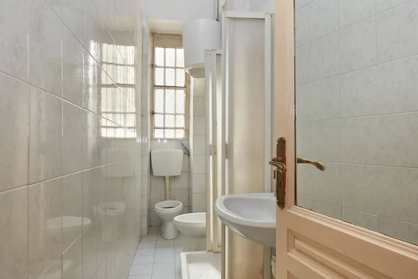 Vieille Salle Bain Intérieure Étroite Avec Carrelage Sol Murs — Photo