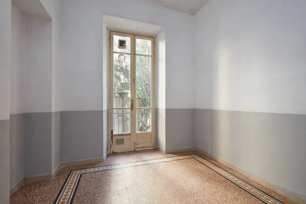 Intérieur Chambre Vide Avec Sol Carrelé Vieille Fenêtre Avec Balcon — Photo