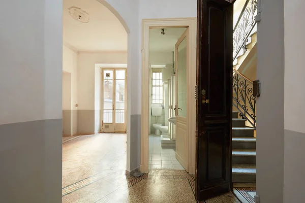 Interior Del Apartamento Vacío Antiguo Con Baño Sala Estar Vistas —  Fotos de Stock