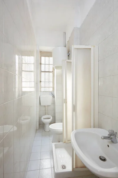 Interior Banheiro Velho Com Piso Azulejo Paredes Europa — Fotografia de Stock