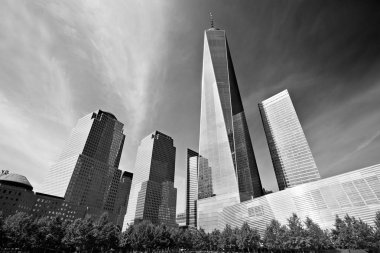 New York - Eylül 8: bir Dünya Ticaret Merkezi gökdelen cam binalar, üzerinde 8 Eylül 2016 yılında New York siyah beyaz çevrili. Özgürlük Kulesi dünyanın altıncı en yüksek binası olan.