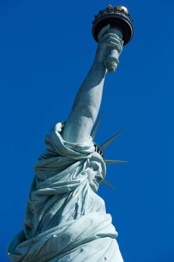 Özgürlük heykeli kapatmak açık mavi gökyüzü güneşli bir günde New York'ta