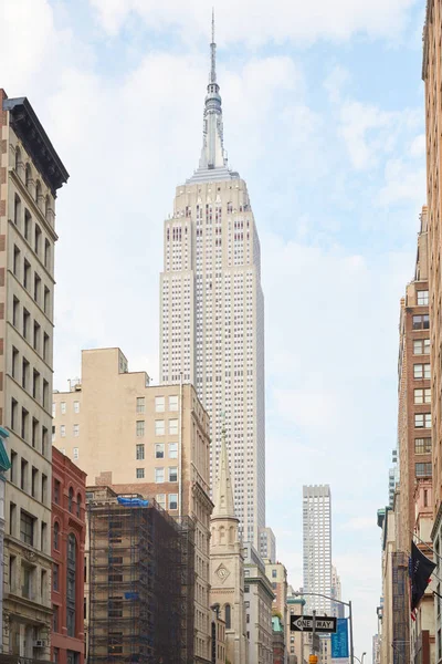 New York Eylül Empire State Binasının Beşinci Cadde Binalar Ile — Stok fotoğraf