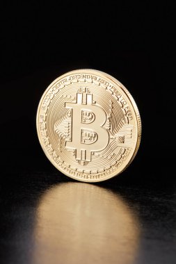 Altın Bitcoin, cryptocurrency sikke üzerinde siyah, kırpma yolu