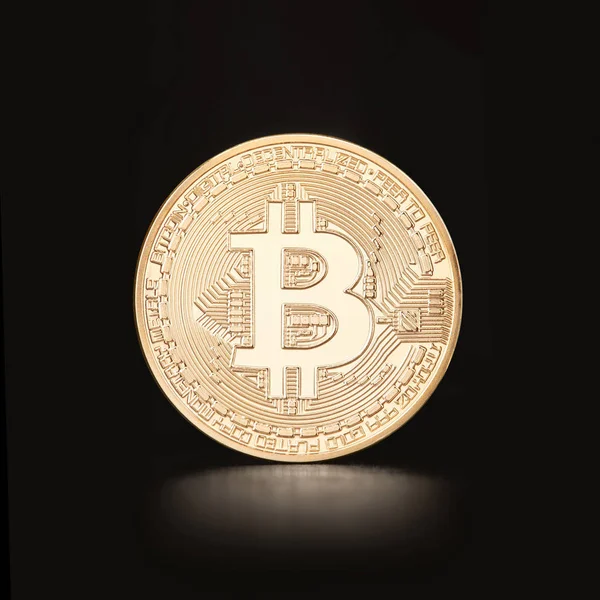 Goldener Bitcoin auf schwarzem Hintergrund, Clipping-Pfad — Stockfoto