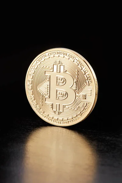 Golden Bitcoin, Kryptowährung Coin auf schwarz, Clipping-Pfad — Stockfoto