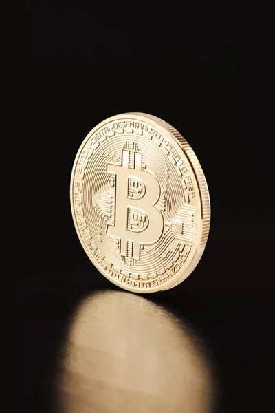 Goldener Bitcoin auf schwarzem Pfad — Stockfoto