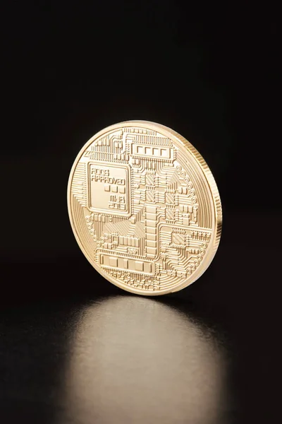 Altın Bitcoin geri, siyah, kırpma yolu üzerinde cryptocurrency — Stok fotoğraf