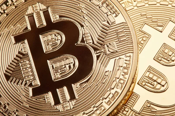 Goldener Bitcoin-Hintergrund, eine Münze im Schatten — Stockfoto