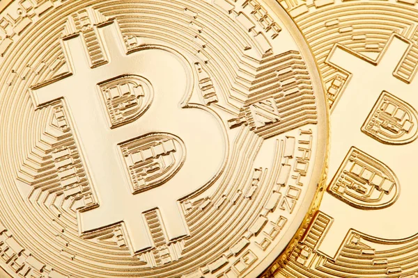Goldener Bitcoin-Hintergrund, zwei Münzen — Stockfoto