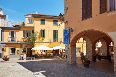 Barolo sokakları, kemerler ve yaz aylarında kaldırım restoran İtalya