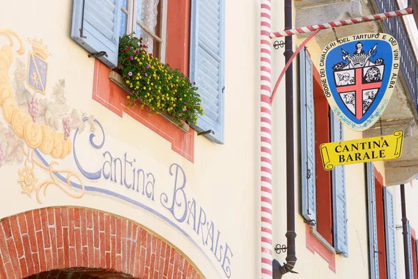 Logotipo de la bodega Cantina Barale pintado en la pared en Barolo, Italia — Foto de Stock