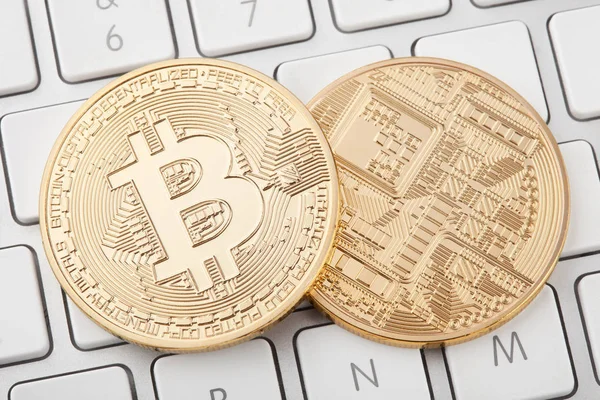 Zwei goldene Bitcoins vorne und hinten auf der Computertastatur — Stockfoto