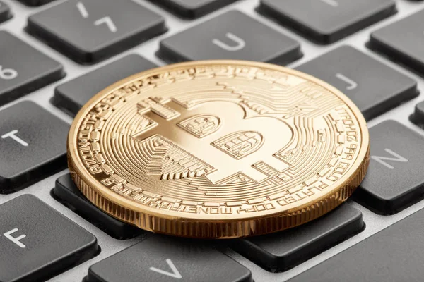 Goldener Bitcoin auf Computertastatur mit schwarzen Tasten — Stockfoto