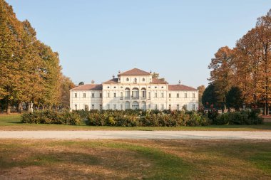 Barok Tesoriera villa çalılar çiçeklerle sonbahar güneşli bir günde Torino, İtalya