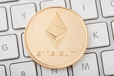 Ethereum altın cryptocurrency sikke üzerinde klavye 