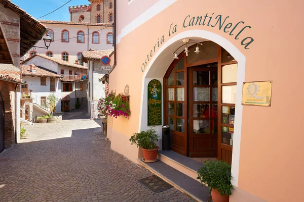 Barolo calles en un día soleado de verano, restaurante típico en Italia — Foto de Stock