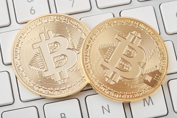 Zwei goldene Bitcoins auf weißer Tastatur, Clipping-Pfad — Stockfoto