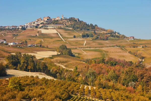 La Morra città in collina circondata da campi, vigneti, boschi in Italia — Foto Stock