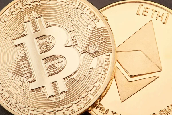 Bitcoin und Ethereum goldenen Hintergrund — Stockfoto