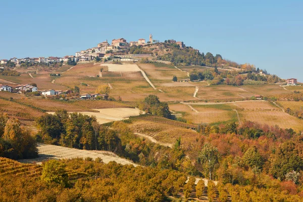 La Morra città in collina circondata da campi, vigneti in una soleggiata giornata autunnale in Italia — Foto Stock