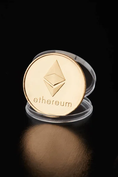 투명 한 동전 컨테이너에 테리 황금 동전 — 스톡 사진