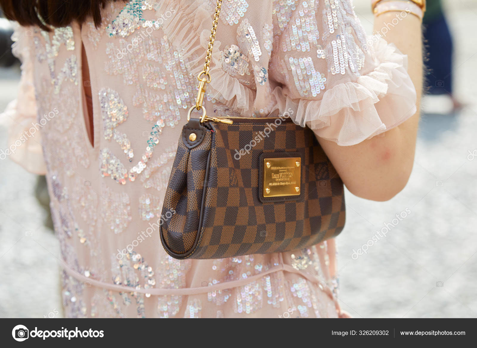 Woman with brown Louis Vuitton bag and pink dress with sequins before  Tiziano Guardini fashion show, Milan Fashion Week street style – Stock  Editorial Photo © AndreaA. #326209302
