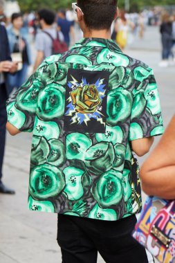 Yeşil elma dizaynlı Prada gömlekli adam ve Arthur Arbesser moda defilesinden önce gül, Milan Moda Haftası tarzı. 