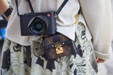 Peter Pilotto moda defilesinden önce Louis Vuitton çantası ve Leica kamerası olan kadın, Milan Moda Haftası 