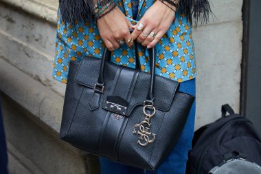 Calcaterra moda defilesinden önce siyah deri çantalı ve sarı ceketli kadın, Milan Moda Haftası tarzı. 
