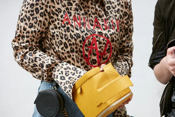 Frau mit annakiki leopardenfell shirt und gelber tasche vor arthur arbesser fashion show, Mailänder modewoche street style — Stockfoto