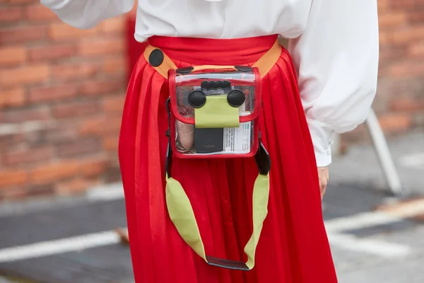 Mulher com saia vermelha e saco transparente antes Arthur Arbesser desfile de moda, Milan Fashion Week street style — Fotografia de Stock