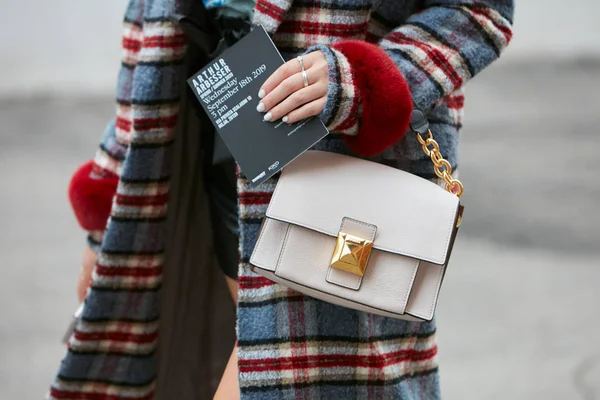 Femme avec sac Furla en cuir beige et manteau à carreaux avec poignets en fourrure rouge avant le défilé Arthur Arbesser, Milan Fashion Week street style — Photo