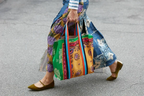 Frau mit orangefarbener und grüner floraler Designtasche vor der arthur arbesser modenschau, Mailänder modewoche street style — Stockfoto