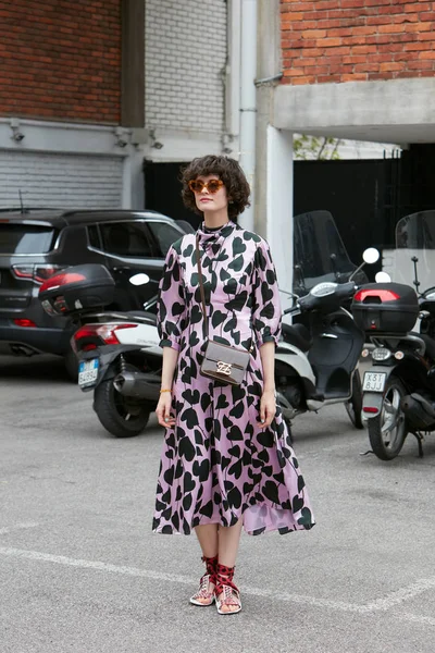 Mulher com vestido roxo com coração deixa decoração antes Arthur Arbesser desfile de moda, Milan Fashion Week street style — Fotografia de Stock