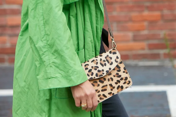 Mujer con abrigo verde y bolsa de piel de leopardo antes de Arthur Arbesser desfile de moda, Milan Fashion Week street style —  Fotos de Stock
